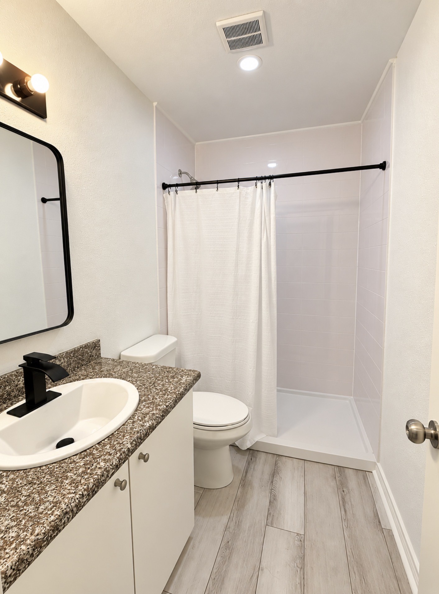 9616 Long Point Road, Unit 63 Houston, TX 77055 - Photo 14 of 18 Secondary full bathroom also features granite countertop and tiled shower