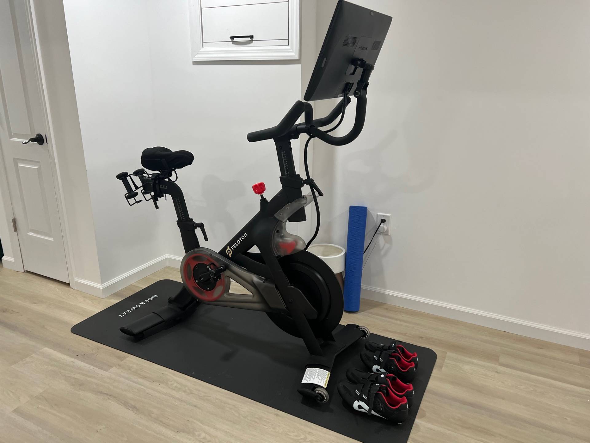 10 Scallop Avenue East Hampton, NY 11937 - Photo 16 of 23 a view of a room with gym equipment