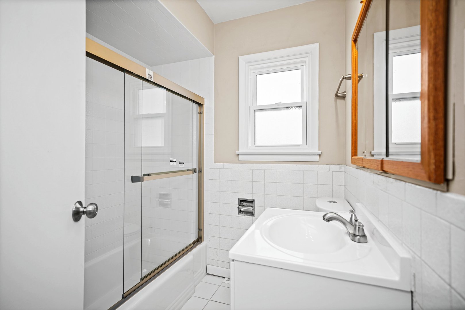 609 Delles Road Wheaton, IL 60187 - Photo 15 of 28 a bathroom with a sink and a bathtub