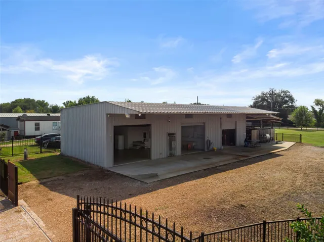 a view of a house with backyard and porch