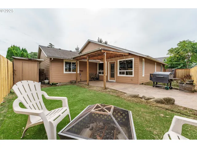 a view of a house with backyard
