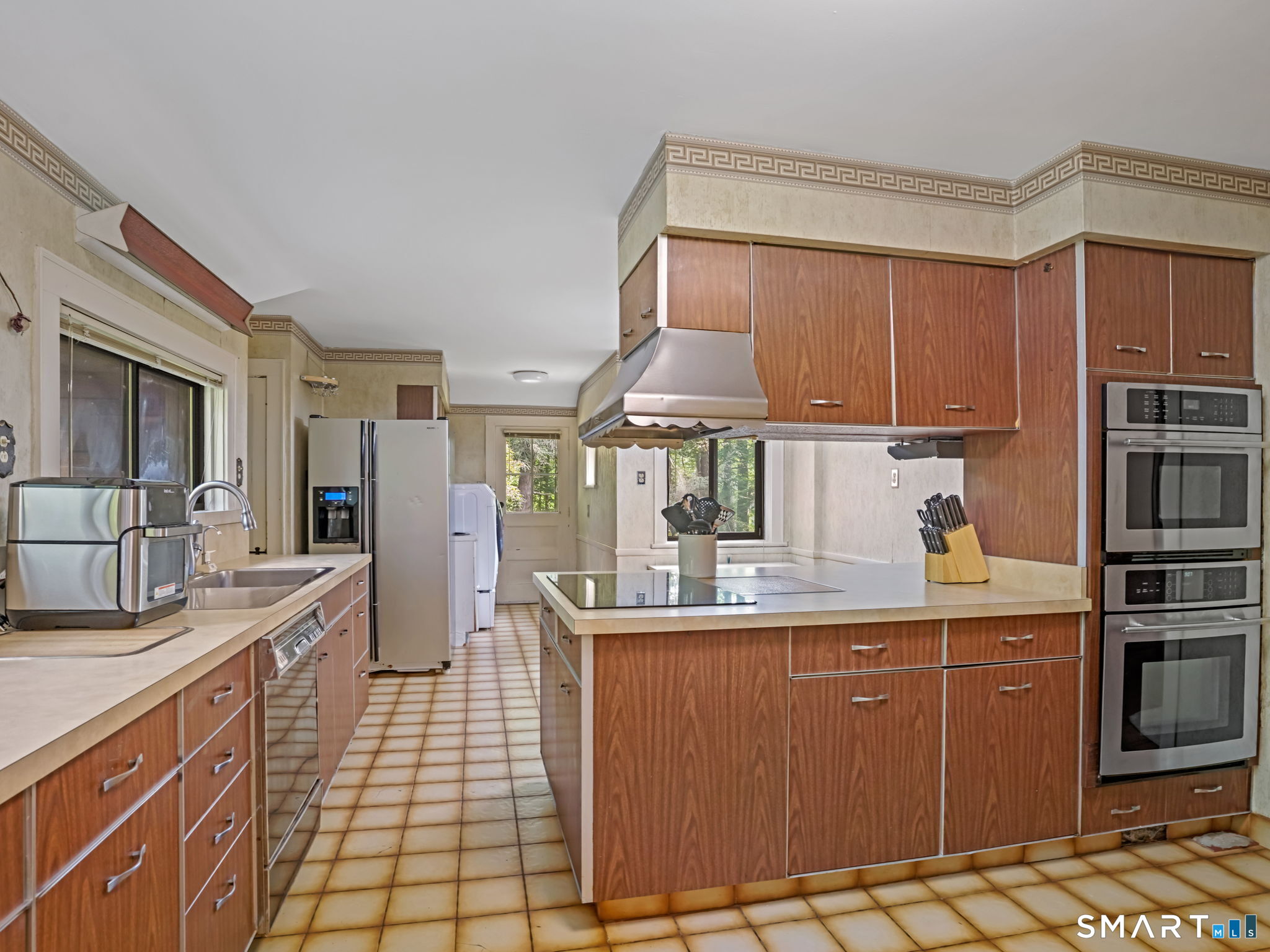 3392 Huntington Road Stratford, CT 06614 - Photo 5 of 10 Gallery Image 5