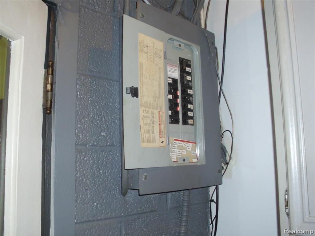 8651 Harding Center Line, MI 48015 - Photo 20 of 43