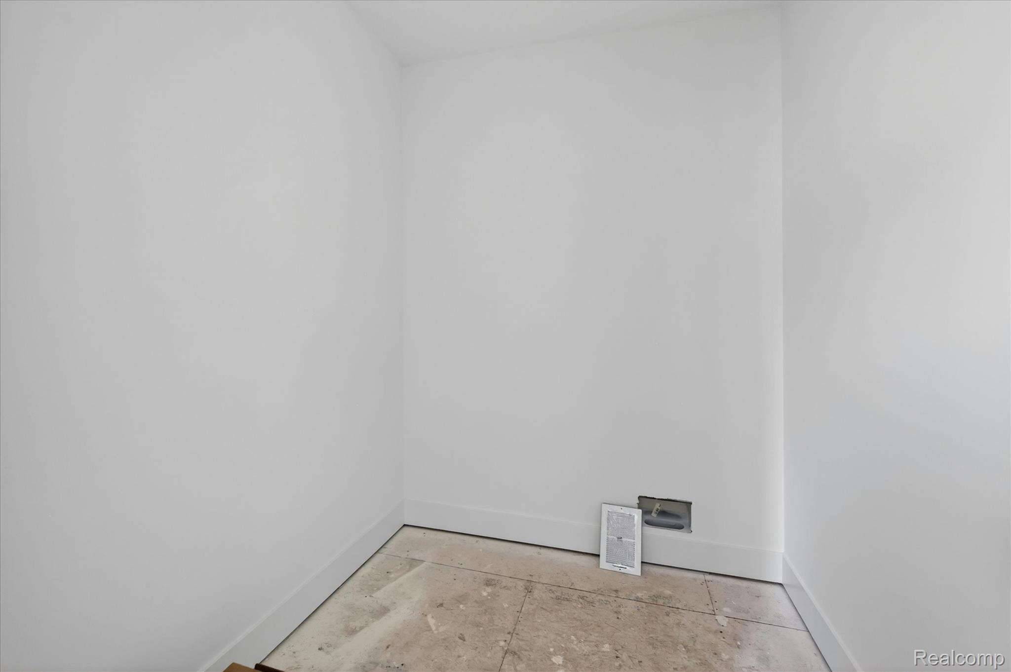 3297 Oak Grove Road Howell, MI 48855 - Photo 17 of 40 Large walk-in closet in primary suite.