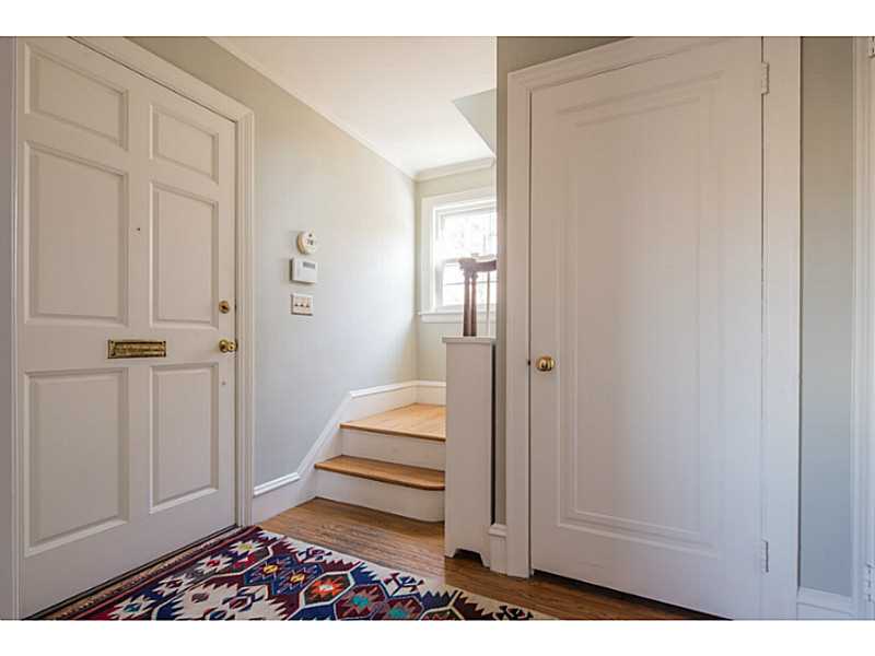 78 Memorial Road Providence, RI 02906 - Photo 9 of 20 Entry.