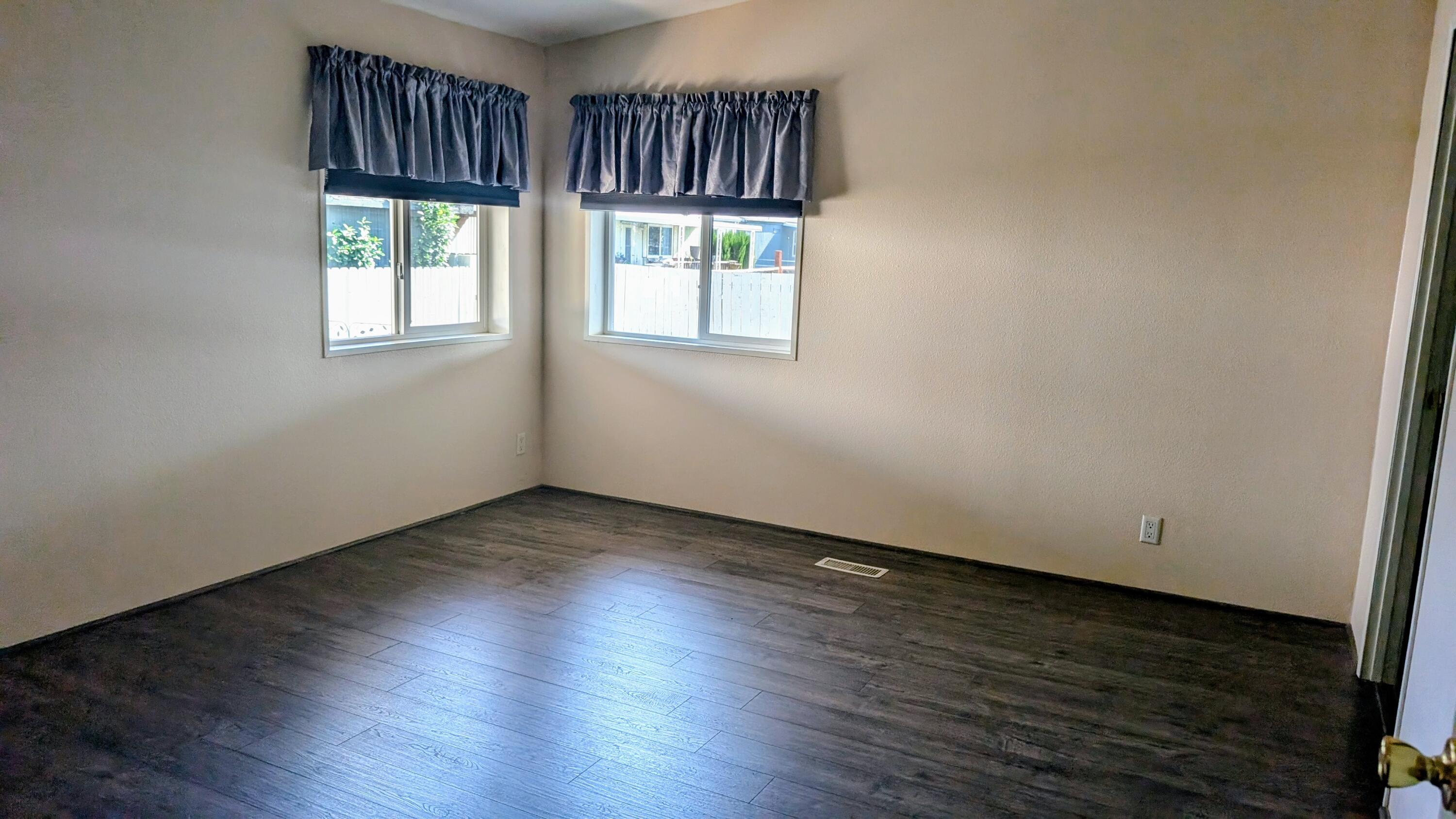 301 Freeman Road, Unit 97 Central Point, OR 97502 - Photo 7 of 11 878fc82e-5c2b-4370-a72d-7a26ae047bff~1