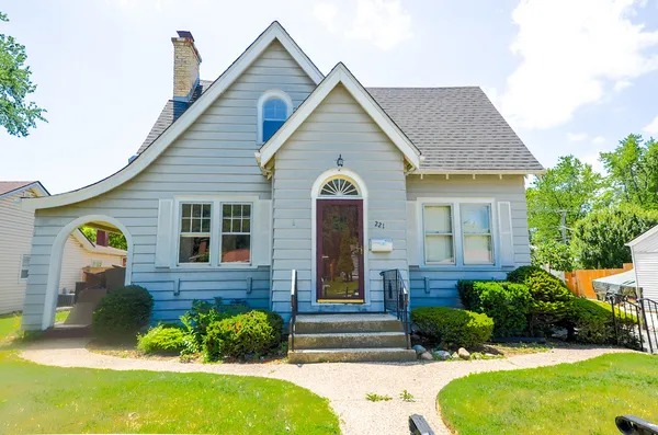 $378,000 | 221 West Courtland Street, Mundelein, IL 60060