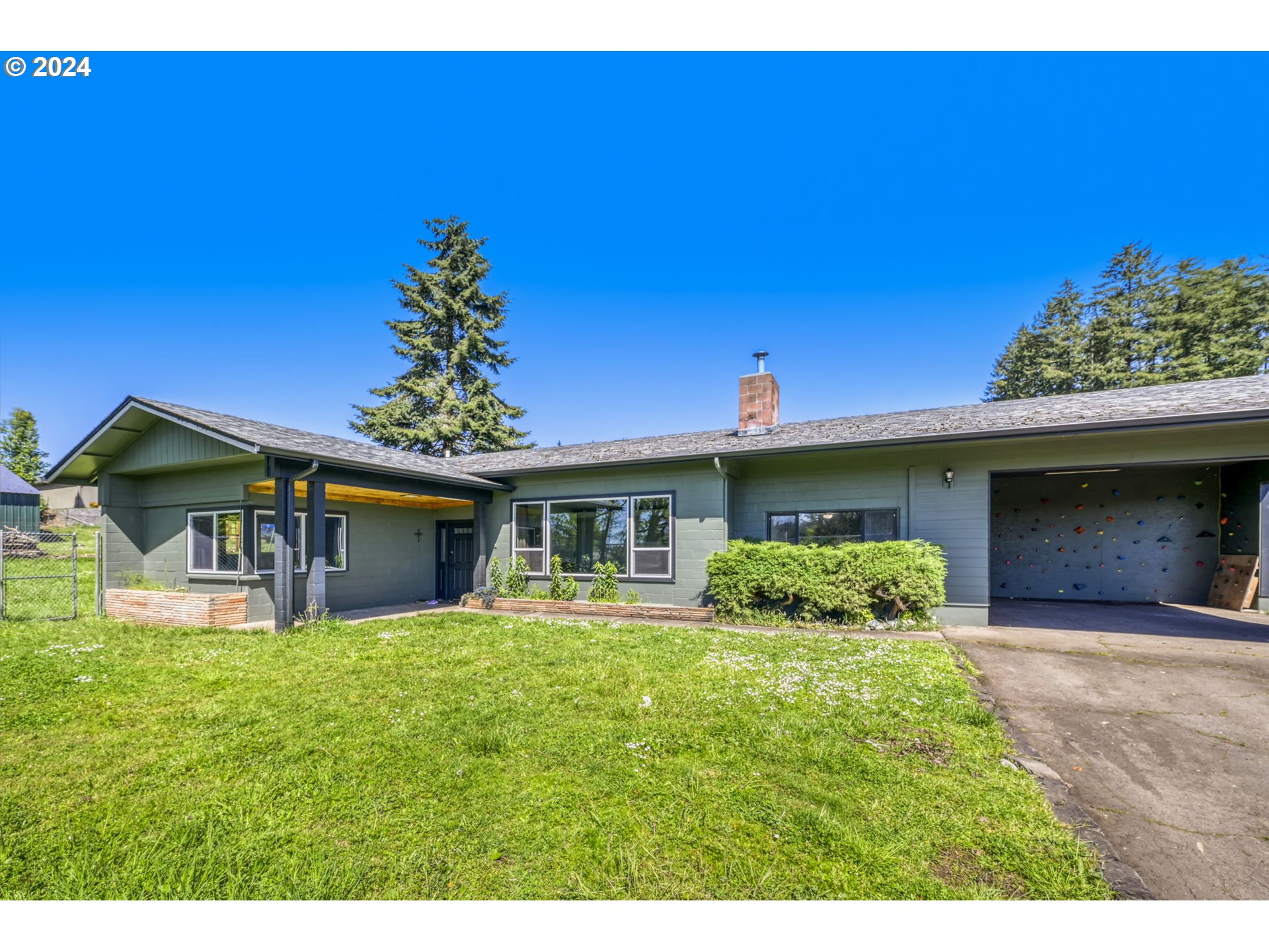 5422 Mt Vernon Road Springfield, OR 97478 - Photo 36 of 44 a front view of a house with a yard and garage
