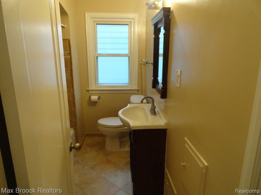 1327 Eaton Road Berkley, MI 48072 - Photo 11 of 18 DSC01412.jpg