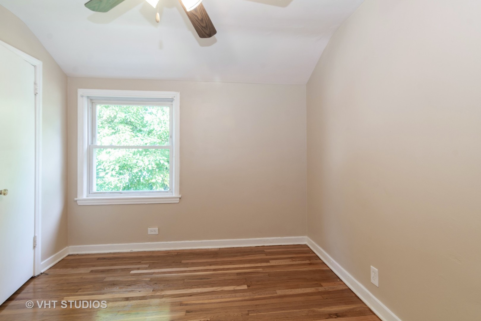 2510 East 96th Street Chicago, IL 60617 - Photo 8 of 13 an empty room with window