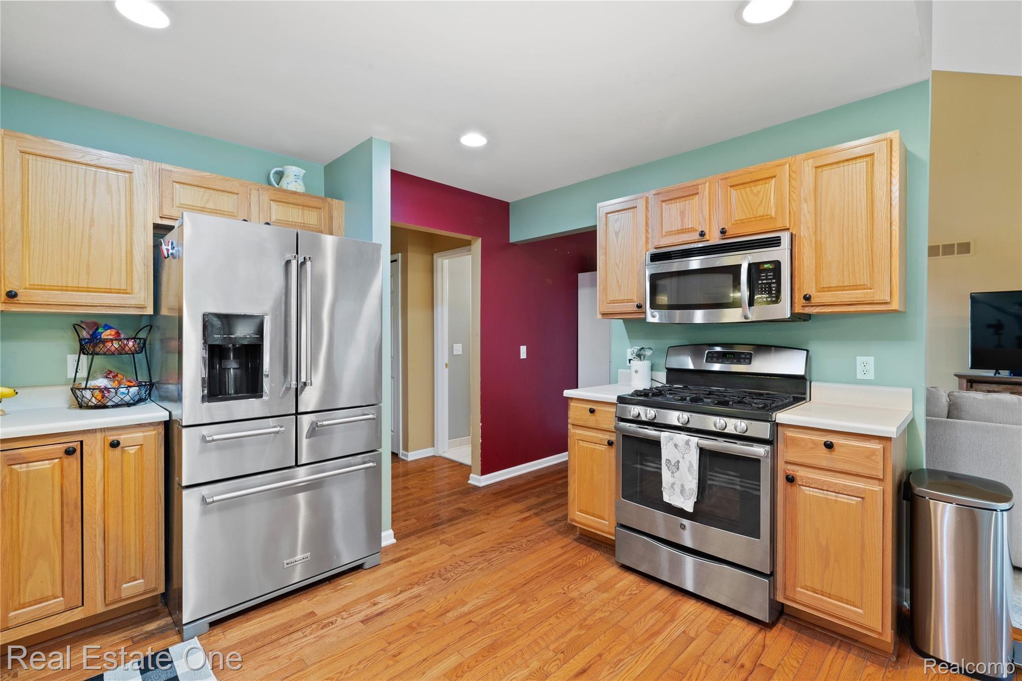 22470 Timber Ridge Court, Unit 25 Trenton, MI 48183 - Photo 10 of 36 22470 Timber Ridge Ct-11.jpg