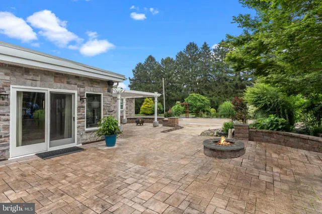 a view of back yard of the house
