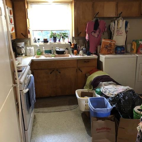 210-220 North 5th Street Central Point, OR 97502 - Photo 14 of 26 a utility room with sink dryer and washer