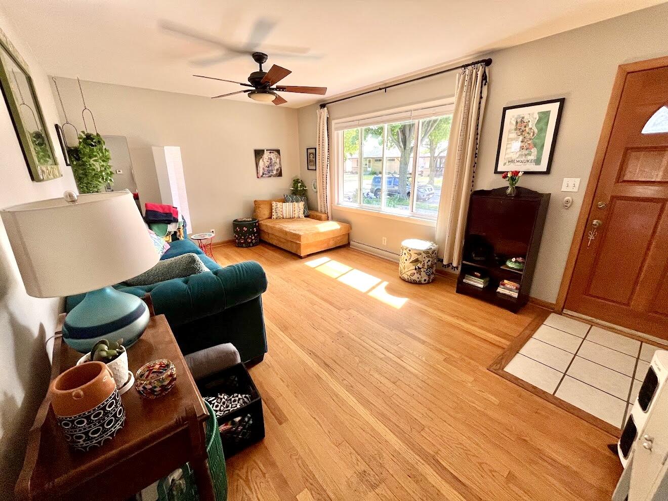 4172 South 52nd Street Milwaukee, WI 53220 - Photo 3 of 20 Sunny living room