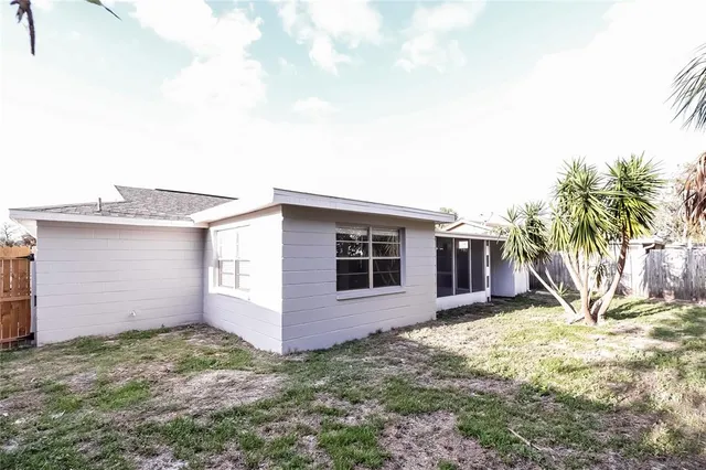 a view of a backyard