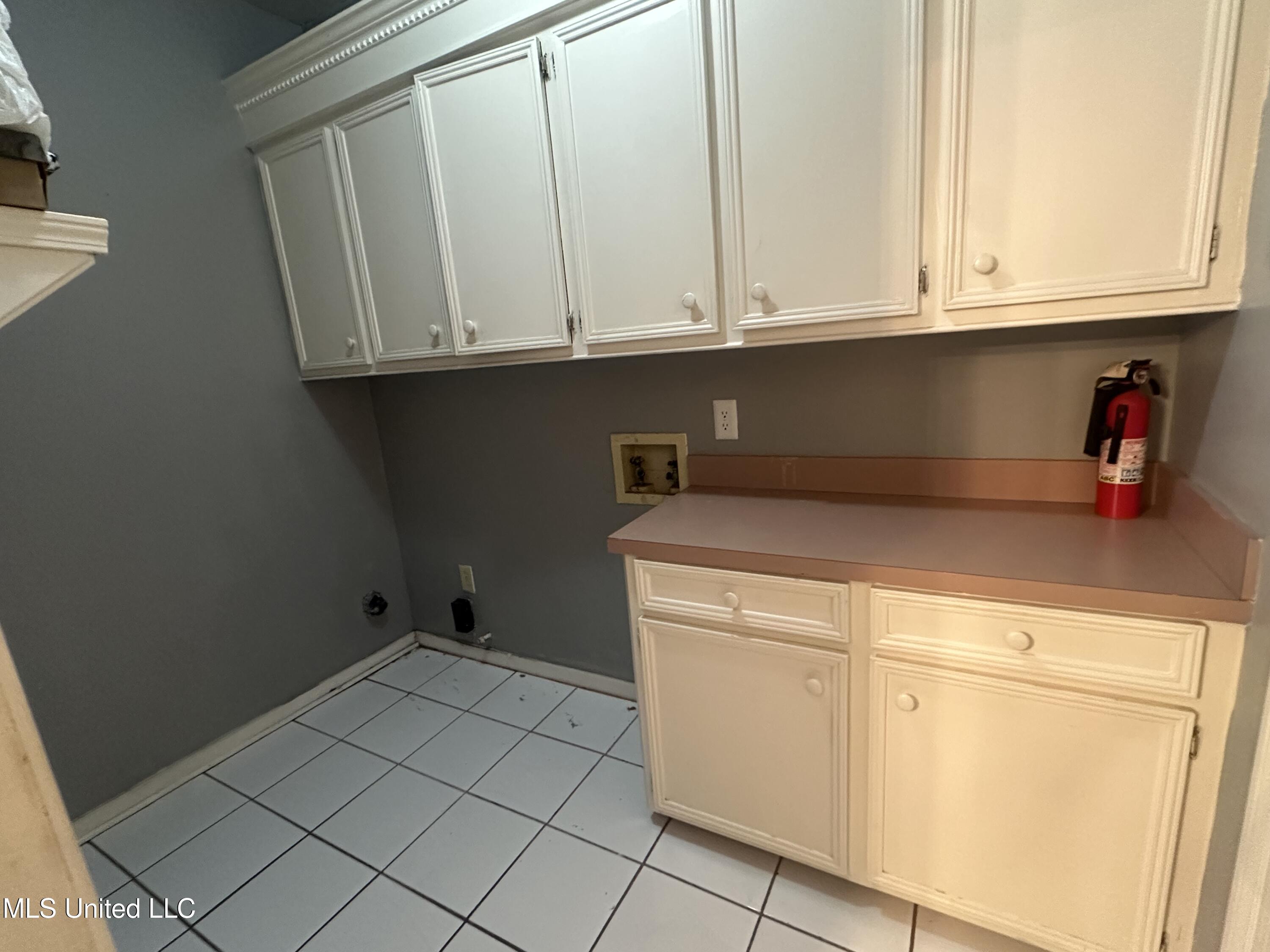 713 Hawthorn Green Drive Ridgeland, MS 39157 - Photo 6 of 17 Laundry Room