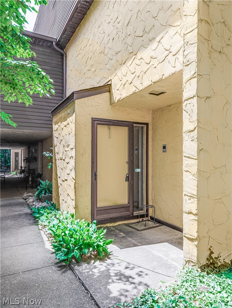 569 Hampton Ridge Drive Akron, OH 44313 - Photo 1 of 20 Gallery Image 1