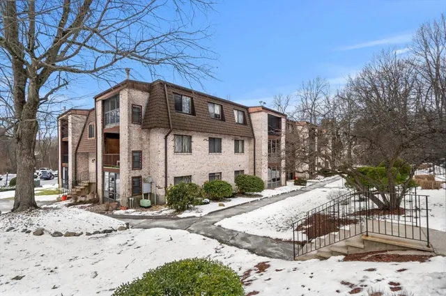 $359,000 | 7 Greenbriar Drive, Unit 304, North Reading, MA 01864