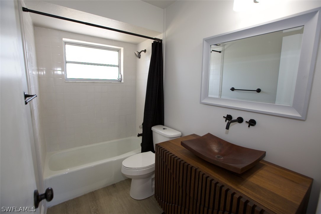 9196 Hamlin Road East Fort Myers, FL 33967 - Photo 15 of 19 a bathroom with a toilet a sink and bathtub