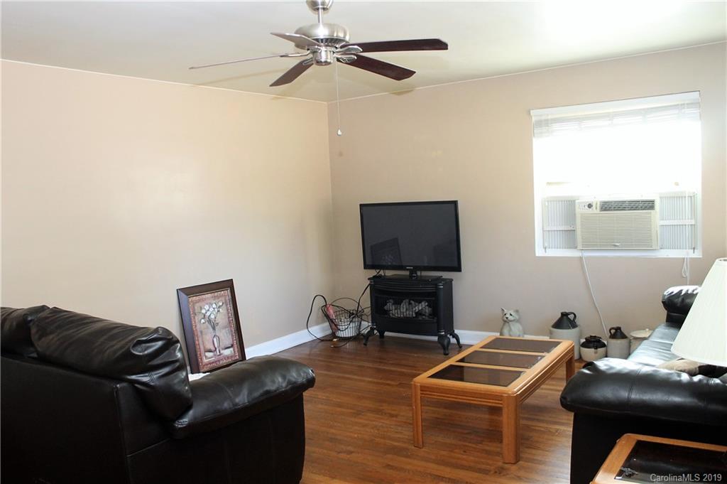 415 Loop Road Hendersonville, NC 28792 - Photo 3 of 9 Gallery Image 3