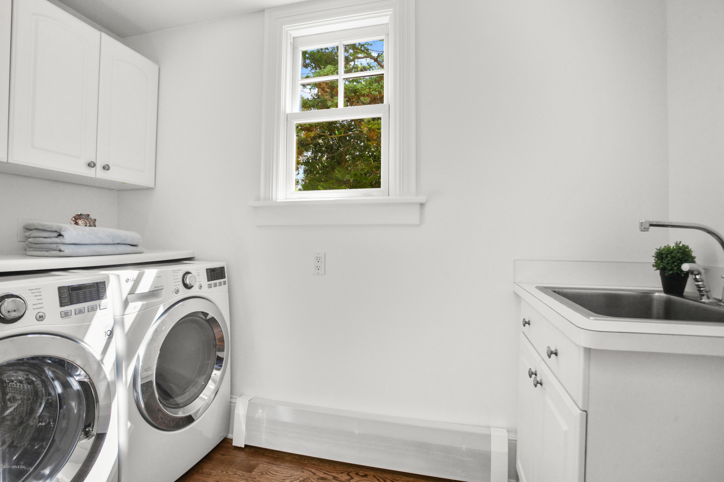 29 Weston Hill Road Riverside, CT 06878 - Photo 20 of 39 a utility room with sink dryer and washer