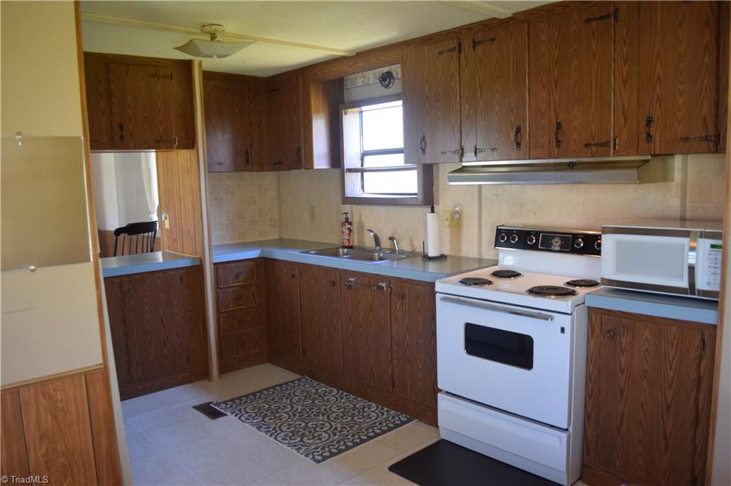 217 Wintbrook Road Thomasville, NC 27360 - Photo 5 of 15 Kitchen