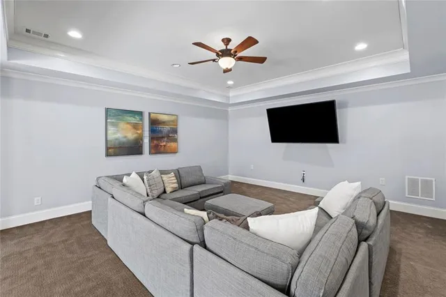 a black and white photo of a white and white wall