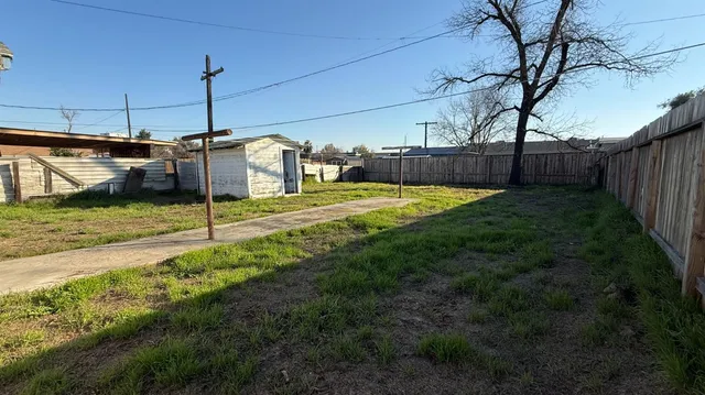 a view of a backyard