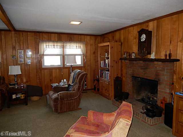 241 Eddinger Road Thomasville, NC 27360 - Photo 8 of 15 Living Room.