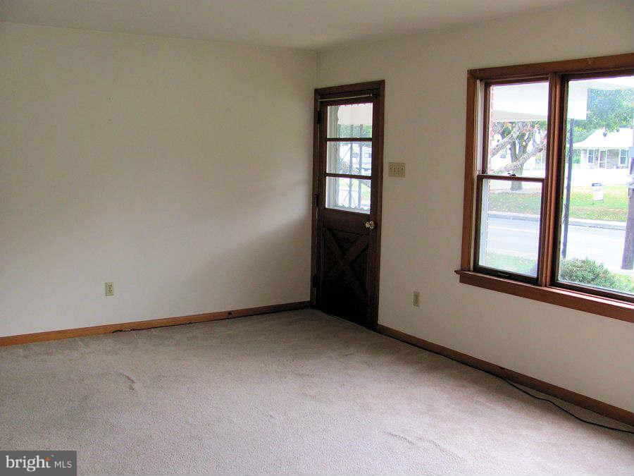 319 Roxbury Road Shippensburg, PA 17257 - Photo 4 of 17 Living Room