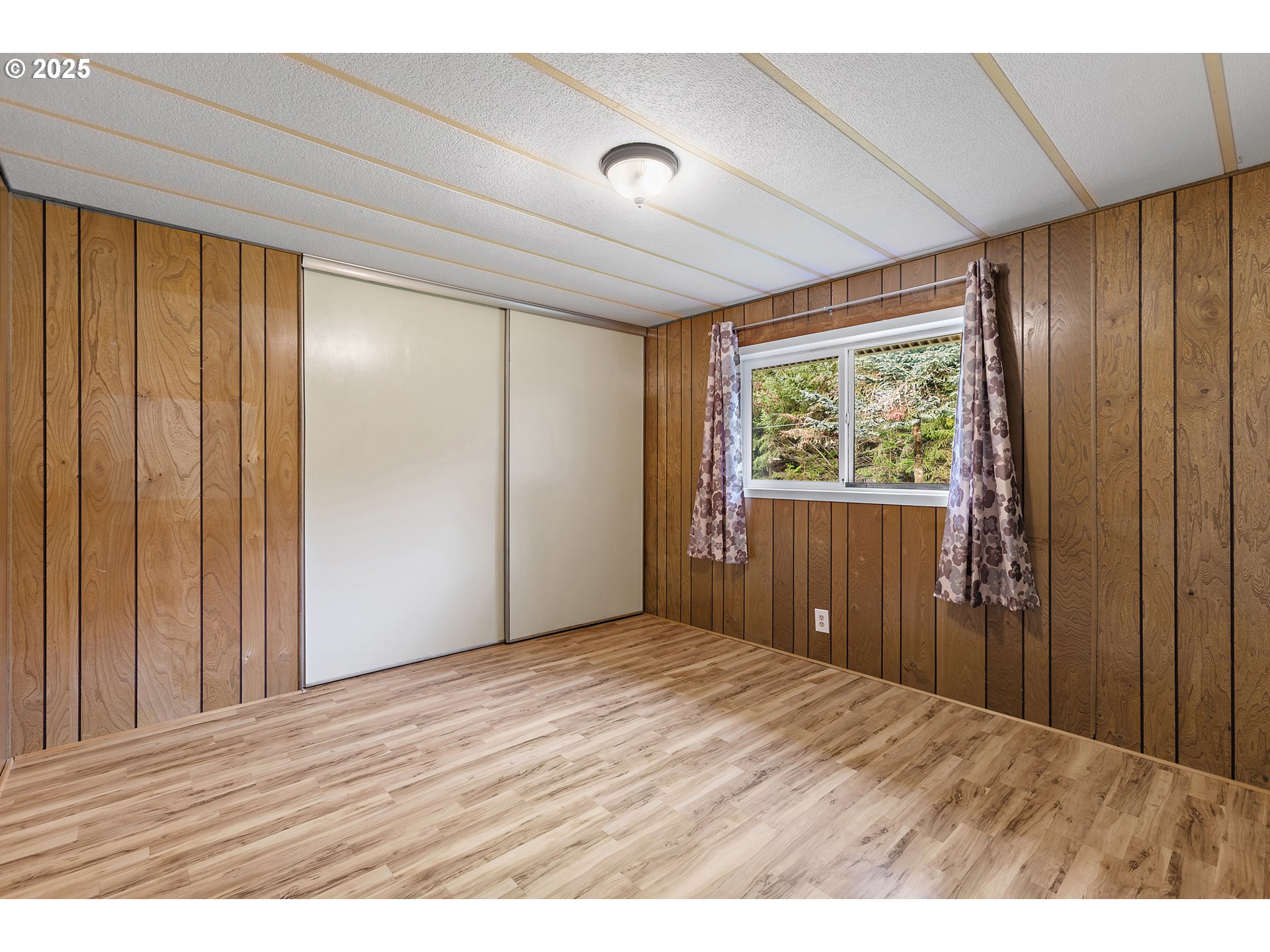 1782 Cole Road South Salem, OR 97306 - Photo 11 of 43 a view of an empty room with wooden floor and a window