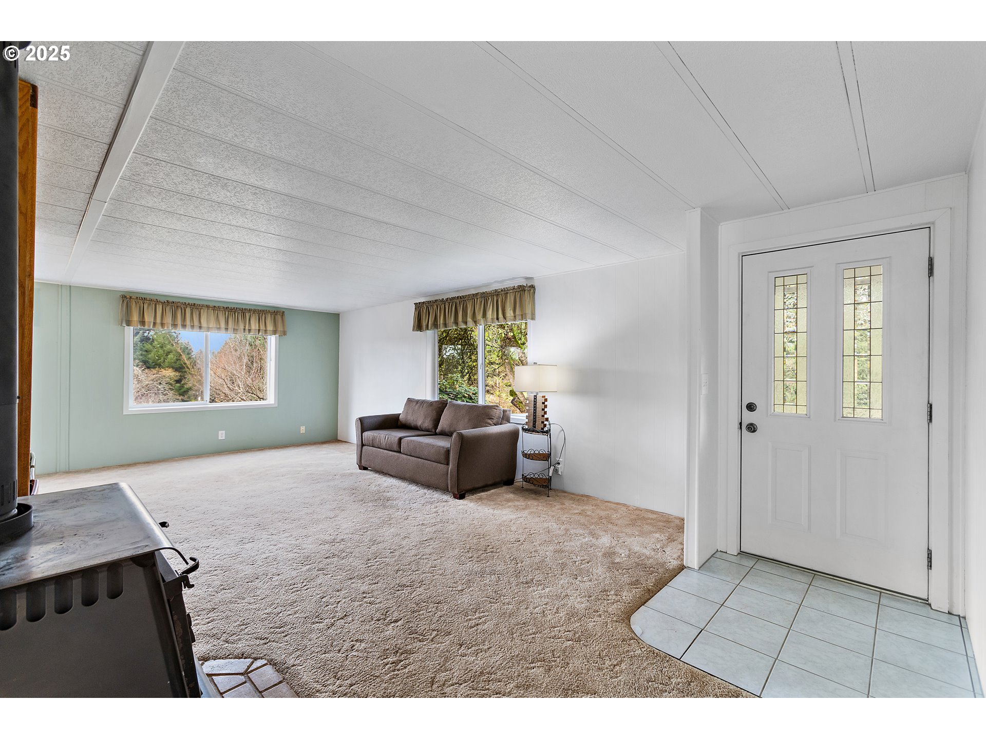 1782 Cole Road South Salem, OR 97306 - Photo 34 of 43 a living room with furniture and a window