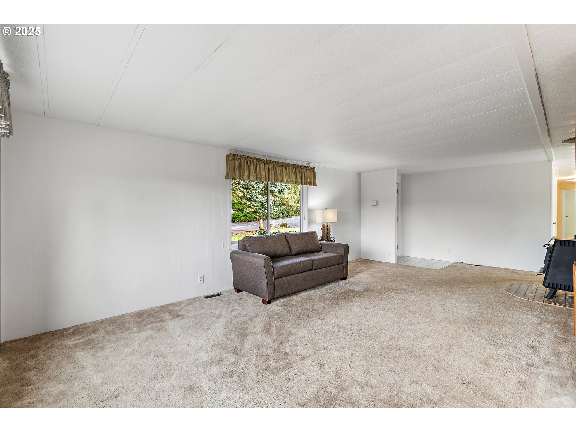 1782 Cole Road South Salem, OR 97306 - Photo 40 of 43 a living room with furniture and a window