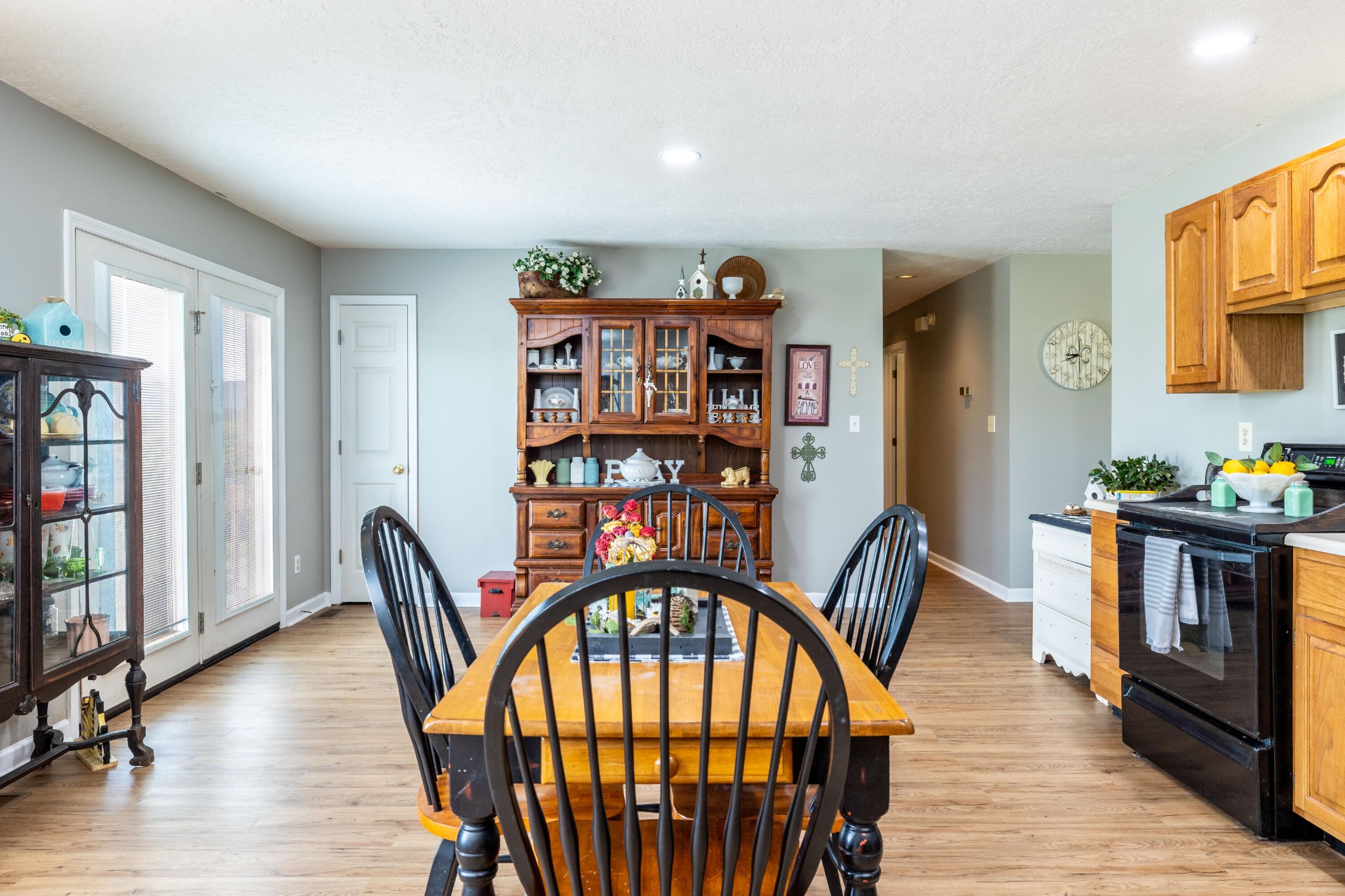442 Wilaway Road Maryville, TN 37801 - Photo 15 of 37 a view of a livingroom with furniture and wooden floor