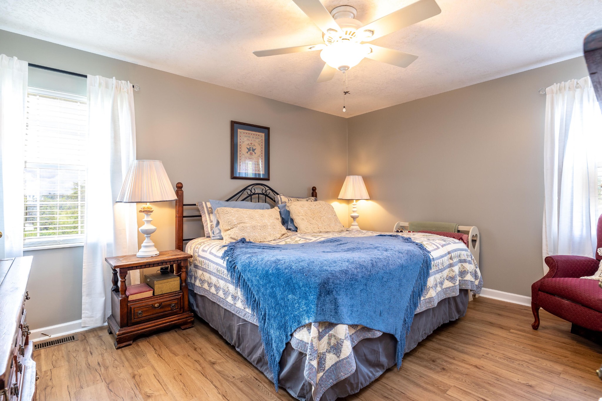 442 Wilaway Road Maryville, TN 37801 - Photo 21 of 37 a bedroom with bed and a window