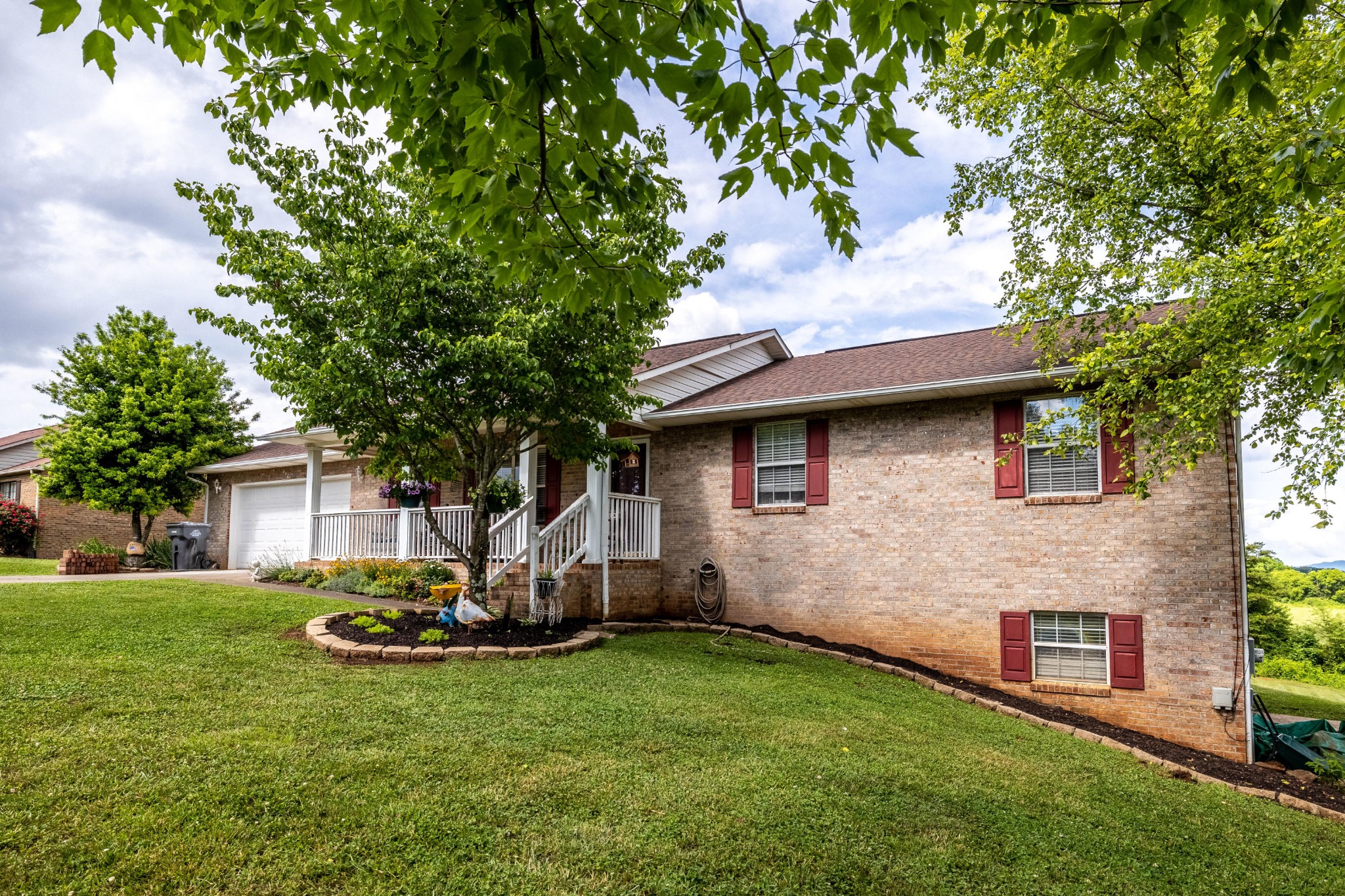 442 Wilaway Road Maryville, TN 37801 - Photo 4 of 37 a front view of a house with garden