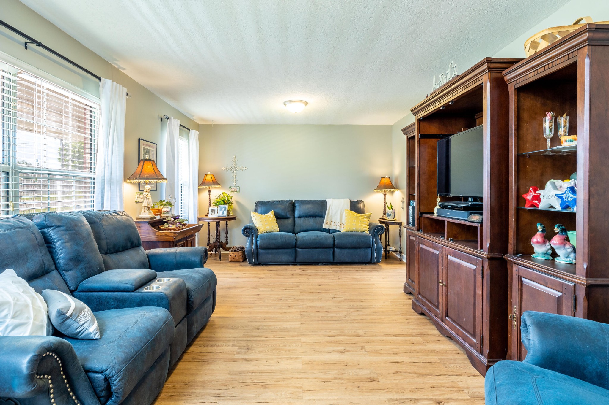 442 Wilaway Road Maryville, TN 37801 - Photo 7 of 37 a living room with furniture and a window