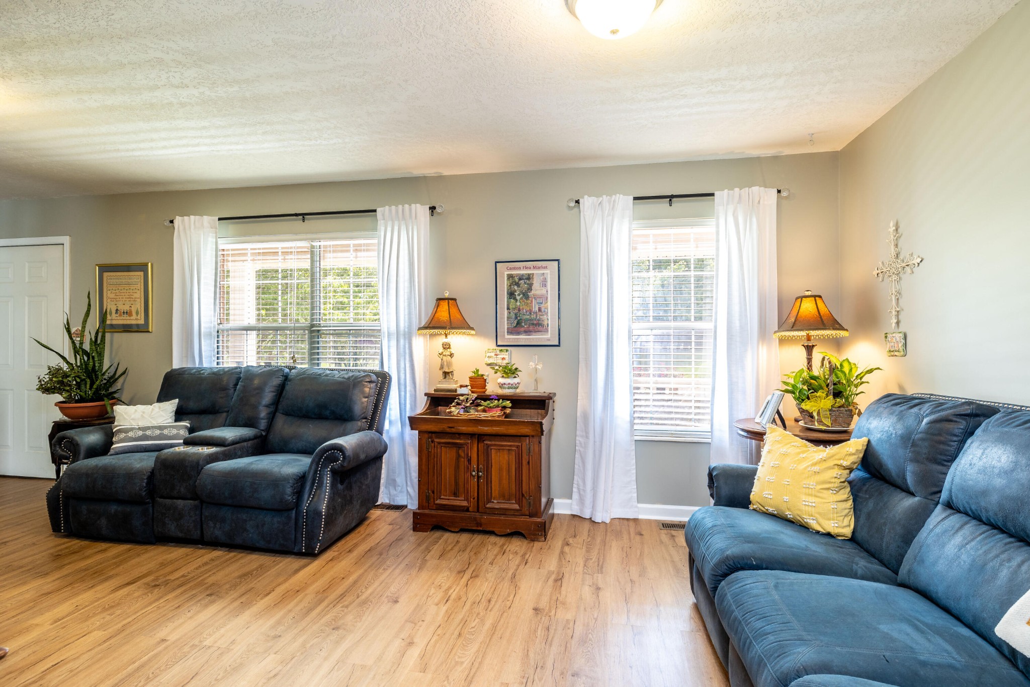 442 Wilaway Road Maryville, TN 37801 - Photo 8 of 37 a living room with furniture and a flat screen tv