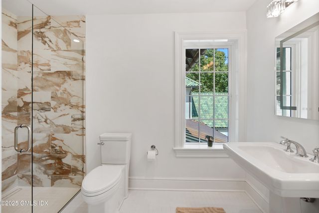 $9,350,000 | 18 Tokeneke Trail, Darien, CT 06820