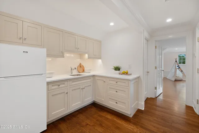 $9,350,000 | 18 Tokeneke Trail, Darien, CT 06820