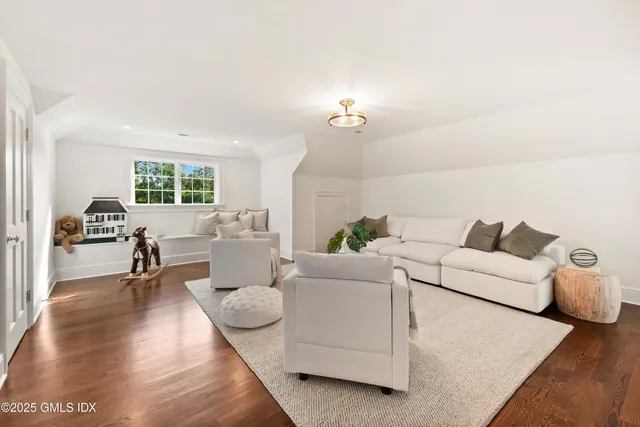 $9,350,000 | 18 Tokeneke Trail, Darien, CT 06820