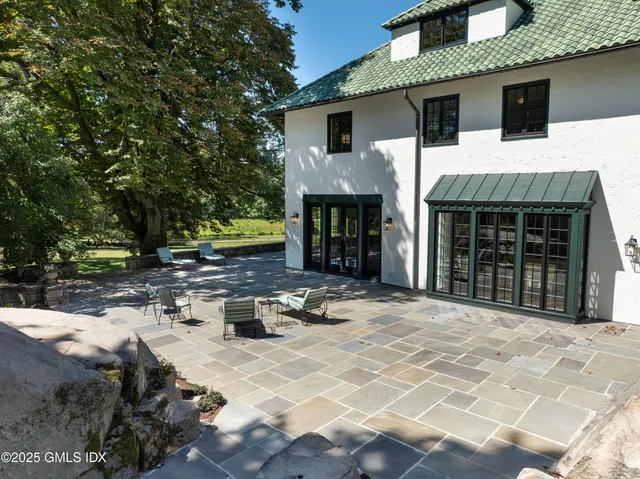 $9,350,000 | 18 Tokeneke Trail, Darien, CT 06820