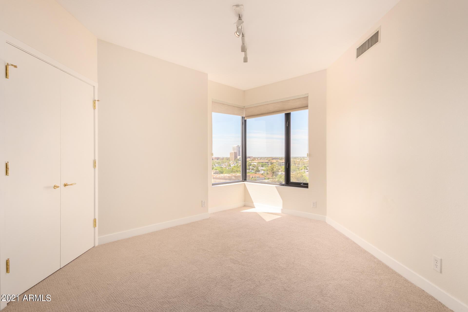 1040 East Osborn Road, Unit 604 Phoenix, AZ 85014 - Photo 20 of 33 Bedroom 2