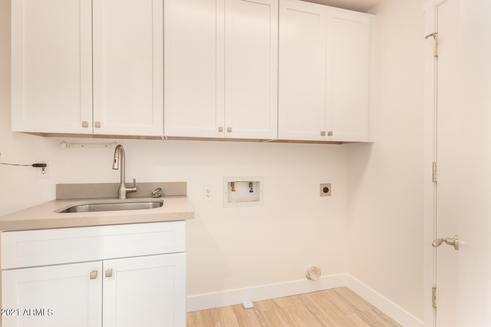 1040 East Osborn Road, Unit 604 Phoenix, AZ 85014 - Photo 22 of 33 Laundry Room