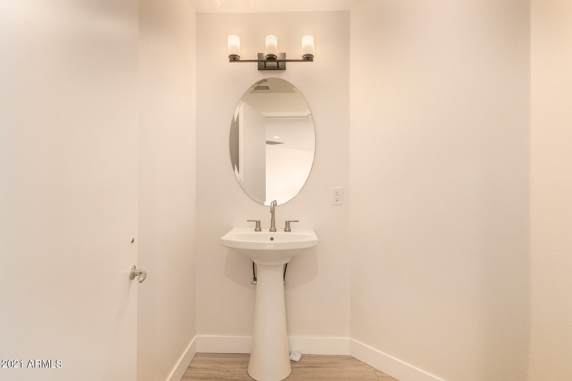 1040 East Osborn Road, Unit 604 Phoenix, AZ 85014 - Photo 23 of 33 Guest Bath