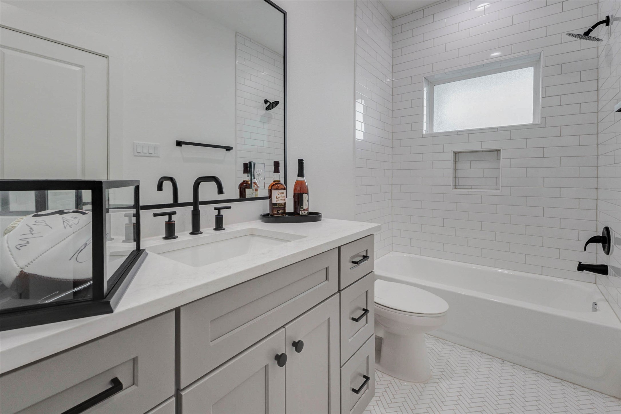 1307 East 27th Street, Unit A Houston, TX 77009 - Photo 11 of 48 a bathroom with a sink a toilet and bathtub