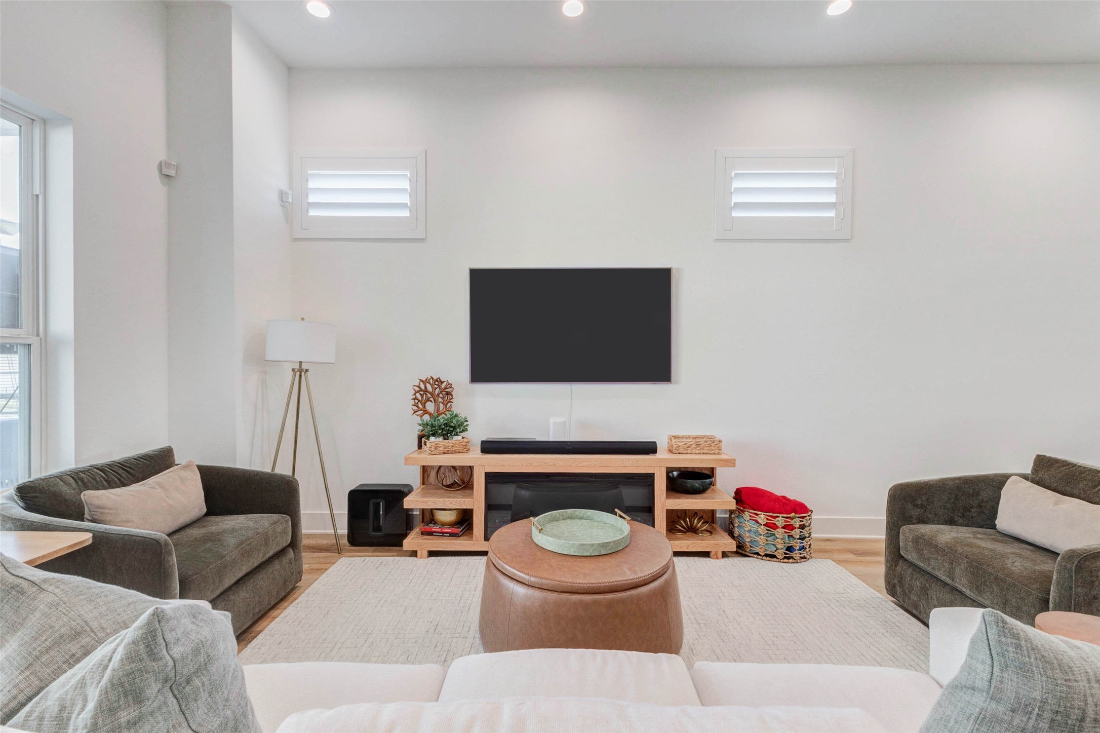 1307 East 27th Street, Unit A Houston, TX 77009 - Photo 34 of 48 a living room with furniture and a flat screen tv