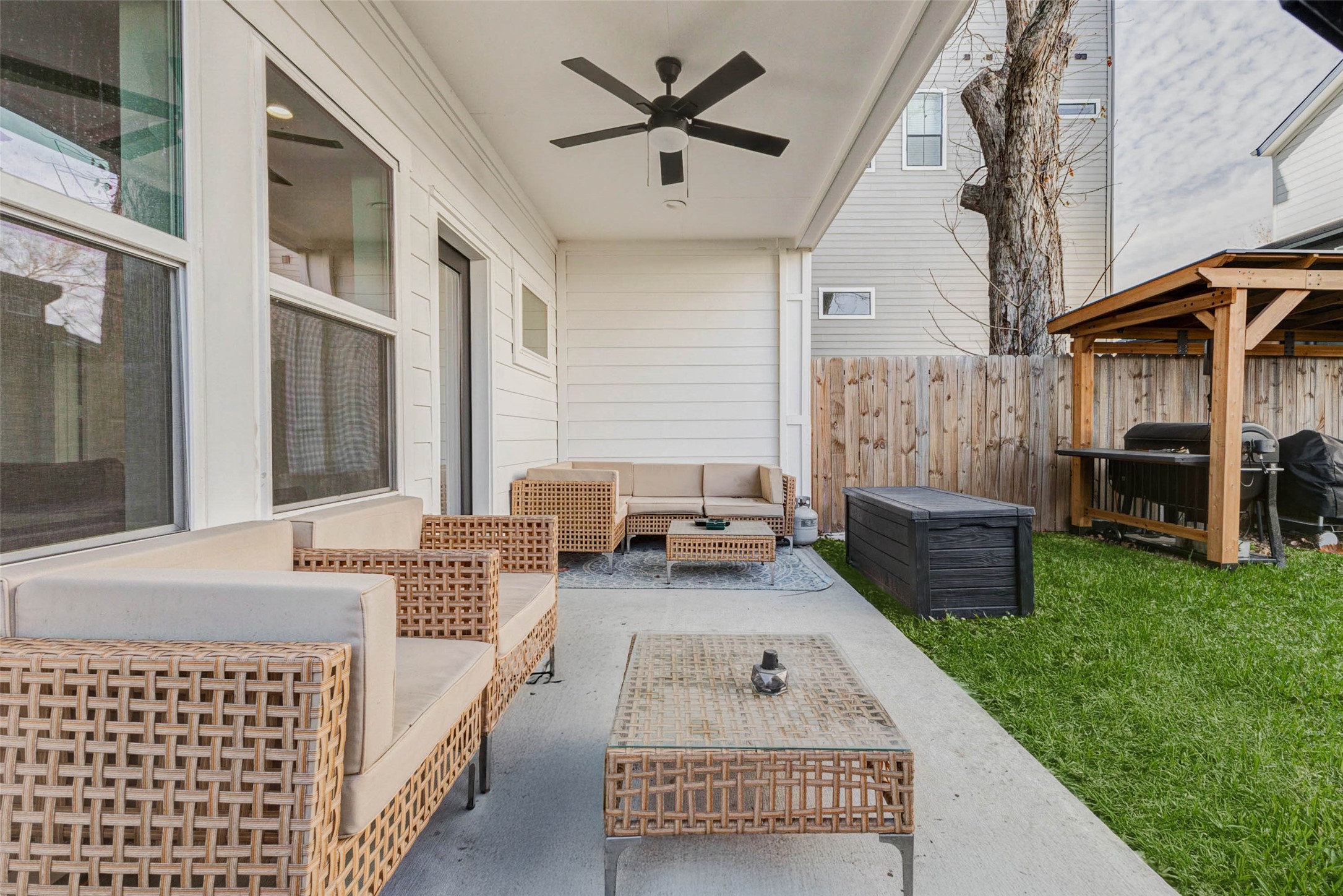 1307 East 27th Street, Unit A Houston, TX 77009 - Photo 42 of 48 a front view of a house with a garden