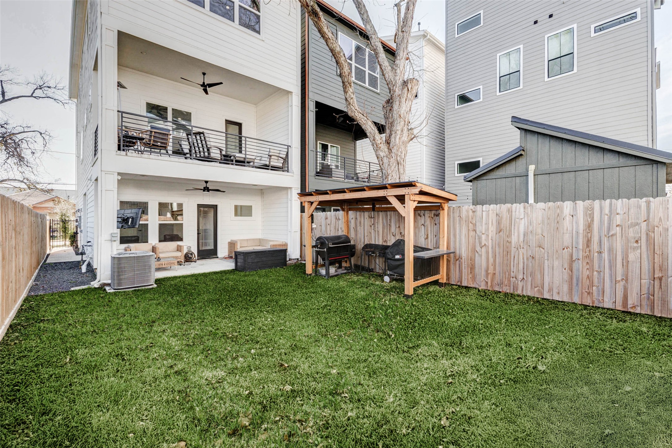 1307 East 27th Street, Unit A Houston, TX 77009 - Photo 44 of 48 a view of a house with a yard
