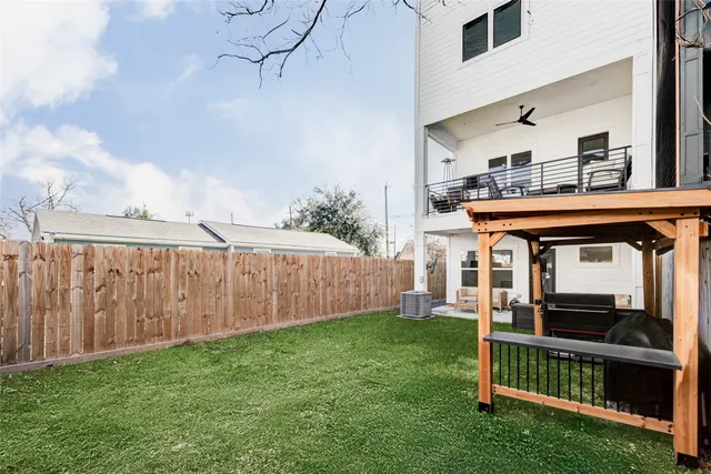 a view of an house with backyard and deck